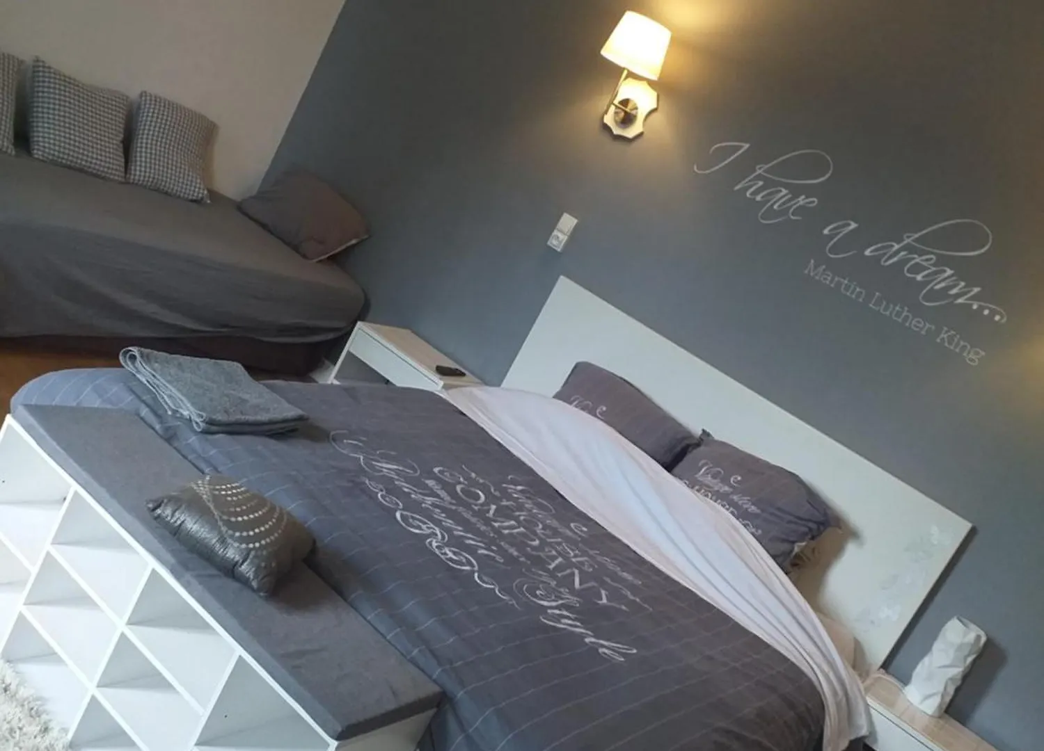 Séjour chez l'habitant Chez Celine et Philippe chambre Marie dans propriété de charme avec piscine Le Fossat